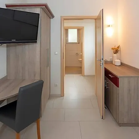 Erstay Hotel *